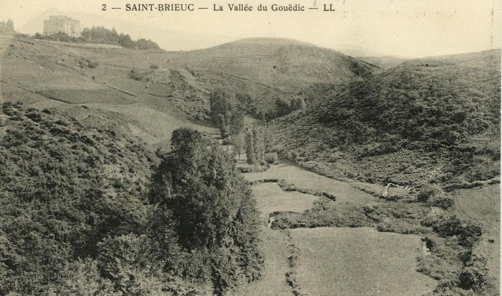 Carte postale avec vue sur la villa Rohannec'h et la vallée de Gouédic au début du XXe siècle © Archives départementales des Côtes d'Armor, 16 Fi5064 