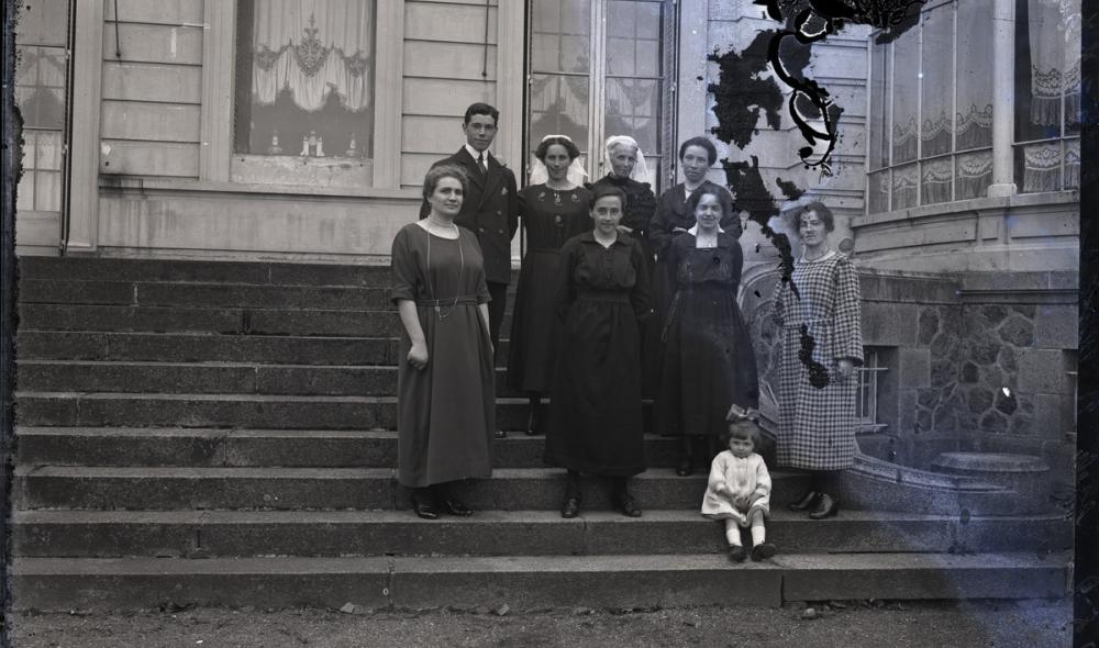 Groupe de personnes photographiées à l'arrière de la villa Rohannec'h,  façade nord-est, env. 1920, Lucien Bailly LO (Licence Ouverte) - Collection Musée d'art et d'histoire - Ville de Saint-Brieuc Inv. 2015.0.2495 © Musée d'Art et d'Histoire de Saint-Brieuc 