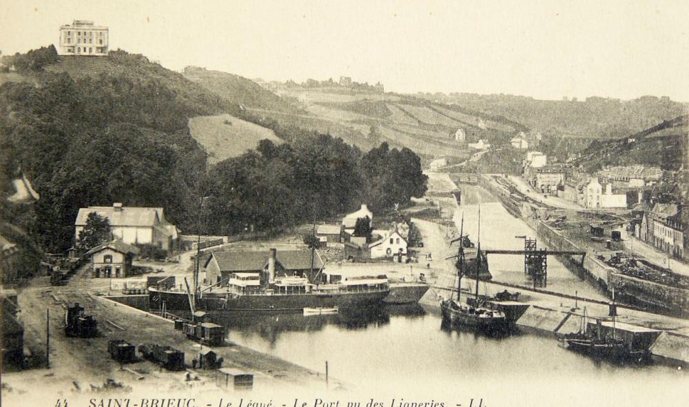 Carte postale de la villa Rohannec'h et du port du Légué, avec au premier plan le quai Le Gualès de Mezaubran, début du XXe siècle © Archives départementales des Côtes d'Armor, 16 Fi5123