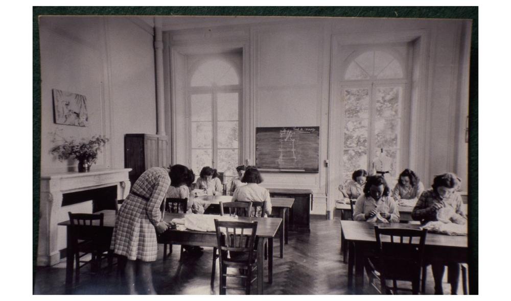 Cours de couture proposé au sein de l'école ménagère de Rohannec'h, années 1950 © Archives départementales des Côtes d'Armor, 72FI2_125