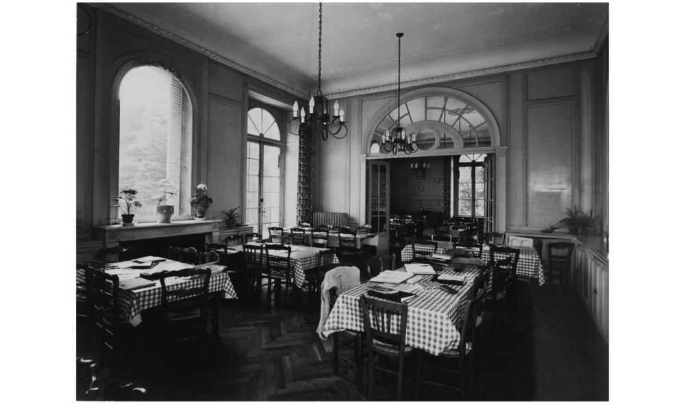 Salle de restauration collective du collège, située dans le salon principal de la villa Rohannec'h © Archives départementales des Côtes d'Armor, 72FI8_011