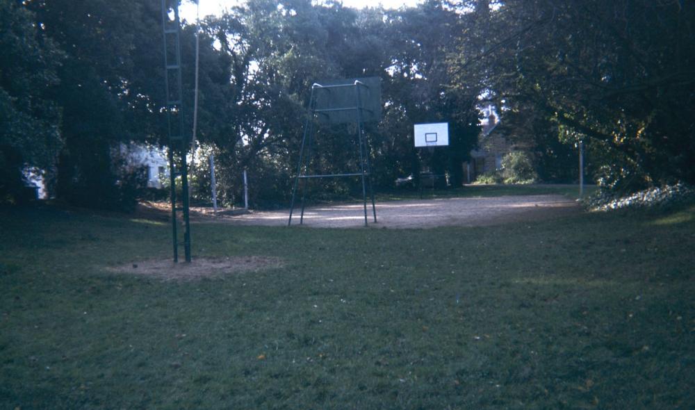 Terrain de sport du collège agricole dans le parc de Rohannec'h © Archives départementales des Côtes d'Armor, 72Fi 1 025 