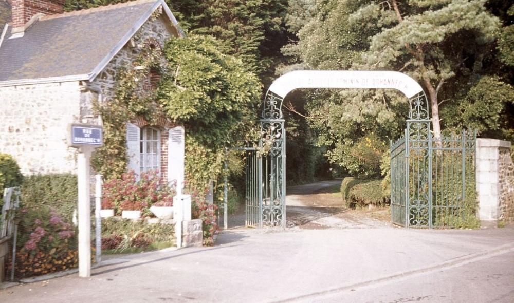 Entrée du collège agricole de Rohannec'h, à gauche sur la photo la maison du gardien © Archives départementales des Côtes d'Armor, 72Fi1022 1