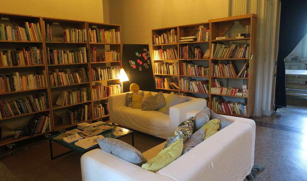 Bibliothèque dans le hall d'accueil, rdc de la villa © villa Rohannec'h