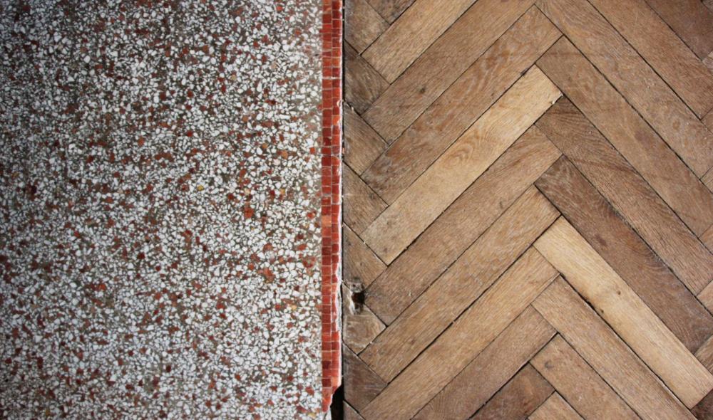 Sol en granito et parquet chevron © Les M Studio