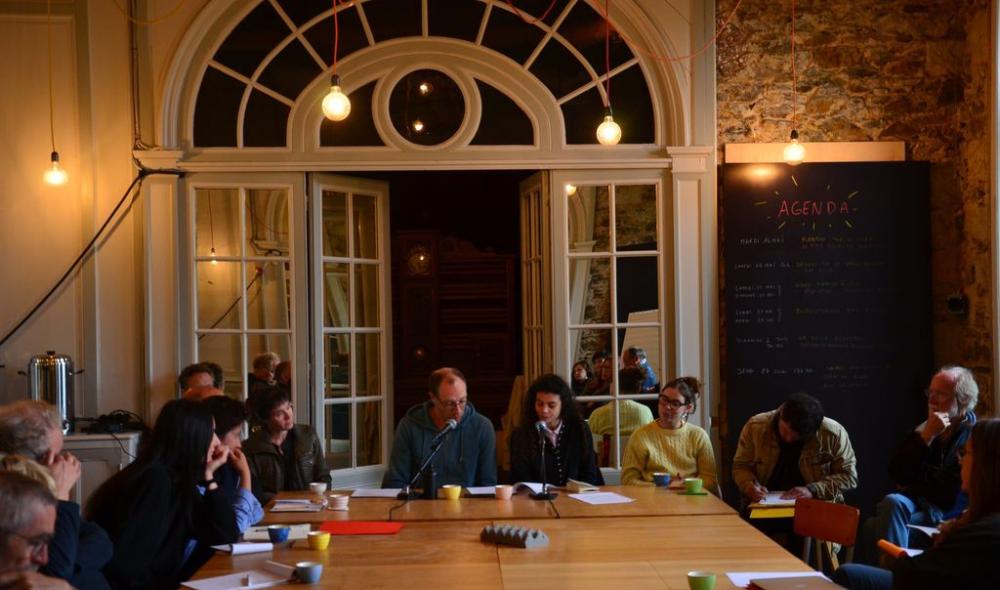 Ecrivains et passionnés de littérature réunis pour "La Bibliothèque des Futurs", moment de débats autour d’écrits fictionnels sur le futur de la baie de Saint-Brieuc.