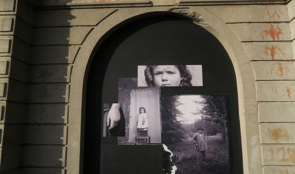 Installation de photo des fonds George de Kerever (musée d'art et d'histoire de St-Brieuc) par Marynn Gallerne sur une des façades de la villa Rohannec'h, journées européennes du matrimoine et du patrimoine 2024