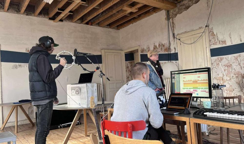 Session de travail pour le groupe briochin Dewaere, avec Franck Richard, Julien Henry (de dos), Marc Aumont et Maxwell Farrington (absent sur la photo), novembre 2025