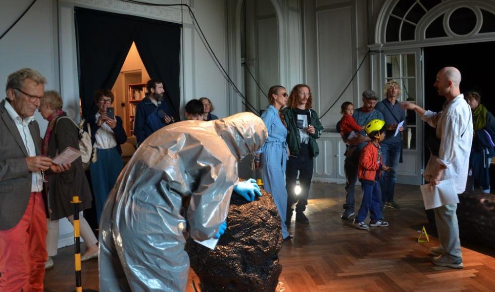 Vernissage de l'exposition "Crash.jpeg" lors de la sortie de résidence de Jonas Hejduk. Performance de Pauline Rip, 13 septembre 2025